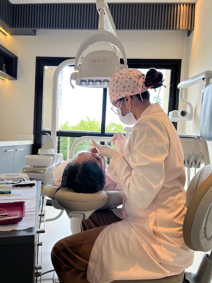 Dentista experiente realizando um procedimento