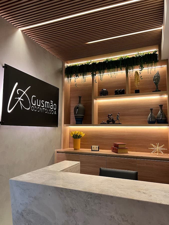 Paciente sorrindo após tratamento odontológico